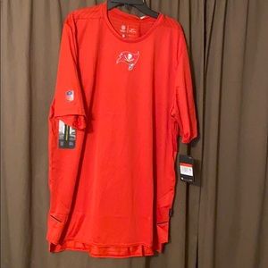 Nike men  Bucs NFL Shirt